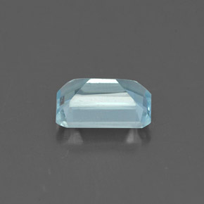 0.84カラットの天然ライトブルーアクアマリン（7×4.9 mm・エメラルドカット）