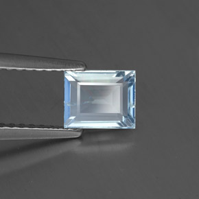 0.76カラットの天然ライトブルーアクアマリン（6.1×4.9 mm・バゲット）