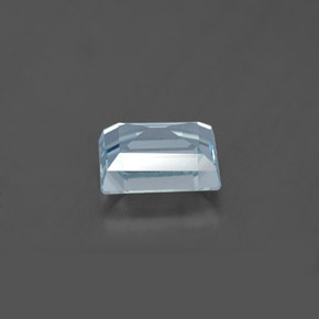 0.76カラットの天然ライトブルーアクアマリン（6.1×4.9 mm・バゲット）