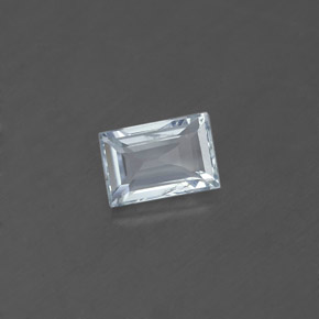 0.59カラットの天然ライトブルーアクアマリン（6.1×4.1 mm・バゲット）