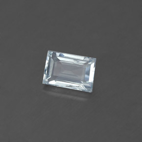0.59カラットの天然ライトブルーアクアマリン（6.1×4.1 mm・バゲット）