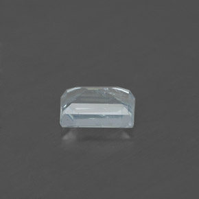 0.59カラットの天然ライトブルーアクアマリン（6.1×4.1 mm・バゲット）