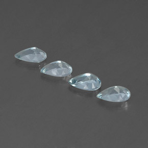 カラットの天然ライトブルーアクアマリン（6×4.1 mm・洋梨の形）