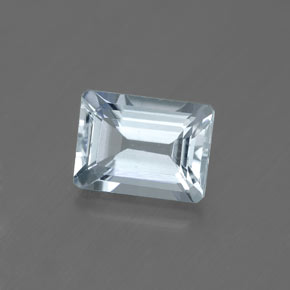 1.70カラットの天然ライトブルーアクアマリン（8.1×6 mm・エメラルドカット）