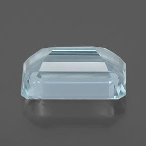 3.93カラットの天然ライトブルーアクアマリン（11.9×7.8 mm・エメラルドカット）