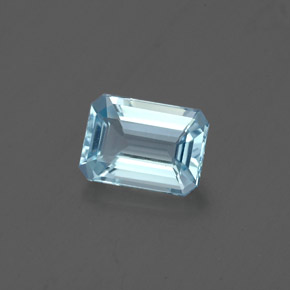 0.76カラットの天然ライトブルーアクアマリン（6.7×4.8 mm・エメラルドカット）
