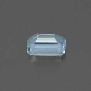 0.76カラットの天然ライトブルーアクアマリン（6.7×4.8 mm・エメラルドカット）