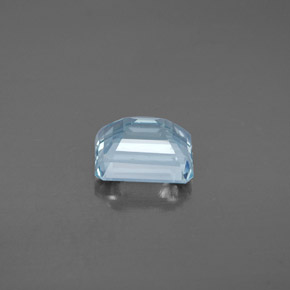 2.14カラットの天然ライトブルーアクアマリン（8.5×7 mm・エメラルドカット）