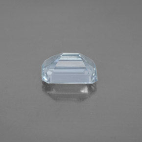 2.01カラットの天然ライトブルーアクアマリン（9.2×6.5 mm・エメラルドカット）