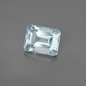 2.25カラットの天然ライトブルーアクアマリン（8.8×7 mm・エメラルドカット）