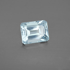 2.25カラットの天然ライトブルーアクアマリン（8.8×7 mm・エメラルドカット）
