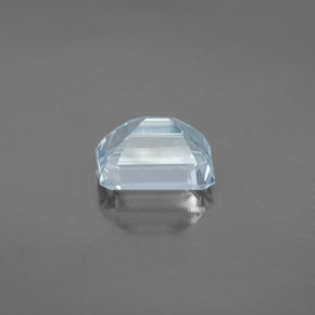 2.25カラットの天然ライトブルーアクアマリン（8.8×7 mm・エメラルドカット）