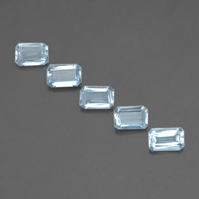 カラットの天然ライトブルーアクアマリン（6.1×4 mm・エメラルドカット）