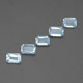 カラットの天然ライトブルーアクアマリン（6.1×4 mm・エメラルドカット）