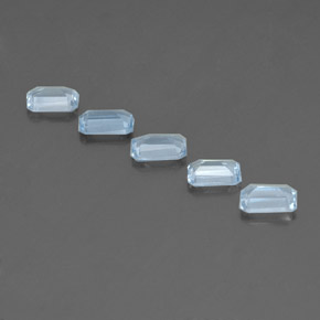カラットの天然ライトブルーアクアマリン（6.1×4 mm・エメラルドカット）