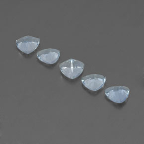 カラットの天然ライトブルーアクアマリン（5.2×5.1 mm・トリリアント）