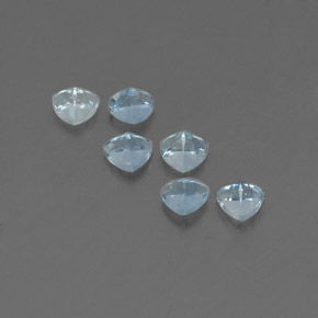 カラットの天然ライトブルーアクアマリン（7.1×4.1 mm・トリリアント）