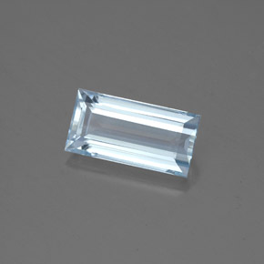 1.60カラットの天然ライトブルーアクアマリン（10.1×5 mm・バゲット）