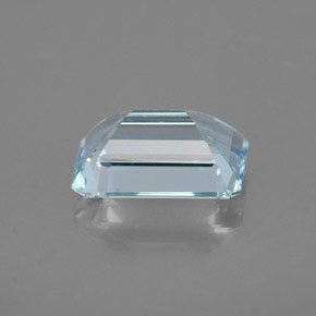 1.90カラットの天然ライトブルーアクアマリン（9.1×6.4 mm・エメラルドカット）