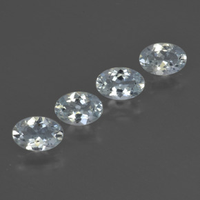 1.72カラットの天然青みがかった白アクアマリン（6.1×4.2 mm・オーバルカット）