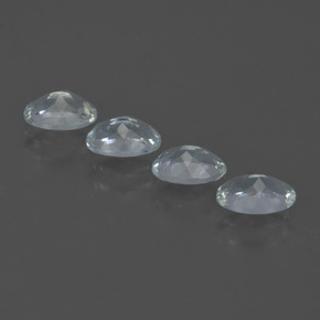 1.72カラットの天然青みがかった白アクアマリン（6.1×4.2 mm・オーバルカット）