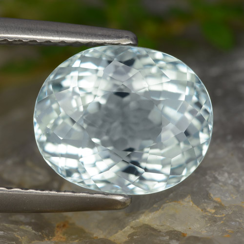 4.23カラットの天然薄いアクアブルーアクアマリン（10.3×8.6 mm・オーバルカット）