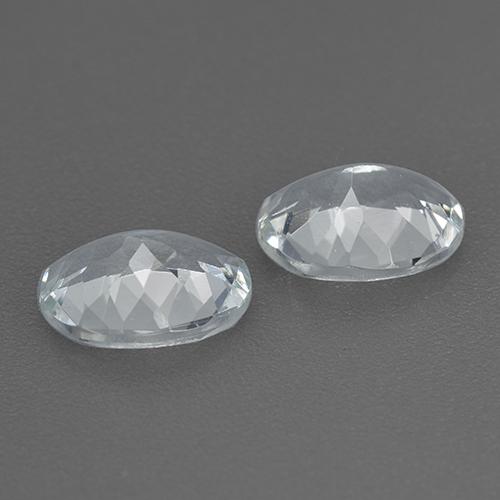 1.98カラットの天然青みがかった白アクアマリン（8×6.1 mm・オーバルカット）
