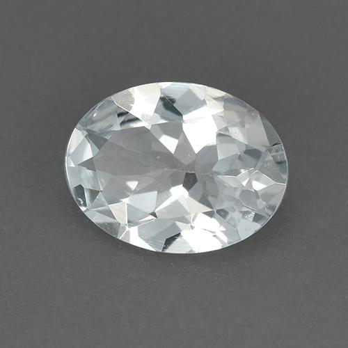 0.88カラットの天然青みがかった白アクアマリン（8×6.1 mm・オーバルカット）