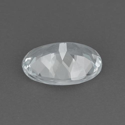 0.88カラットの天然青みがかった白アクアマリン（8×6.1 mm・オーバルカット）