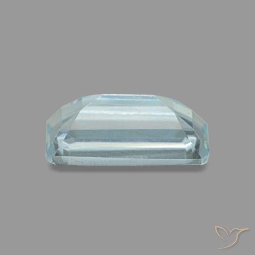 0.84カラットの天然ベイビーブルーアクアマリン（8×4.1 mm・エメラルドカット）