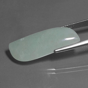 13.75カラットの天然鮮やかなグリーンアベンチュリン（26.5×11.7 mm・ファンシーシェイプ）