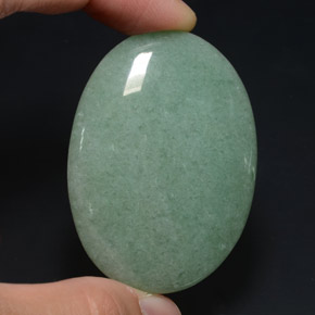 102.50カラットの天然グリーンアベンチュリン（48.9×35.1 mm・オーバルカット）
