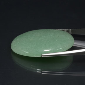 65.37カラットの天然グリーンアベンチュリン（42.2×29 mm・オーバルカット）