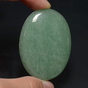 90.47カラットの天然グリーンアベンチュリン（46.5×33.8 mm・オーバルカット）