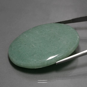 61.96カラットの天然グリーンアベンチュリン、オーバルカット、オペーク
