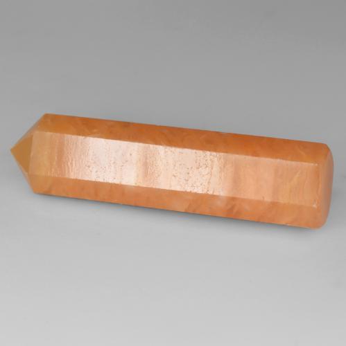 20.50カラットの天然ミディアム薄いオレンジアベンチュリン（34.1×8.7 mm・ファンシーシェイプ）