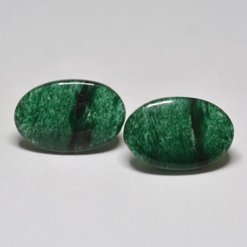 13.04カラットの天然ダークグリーンアベンチュリン（16.4×10.8 mm・オーバルカット）