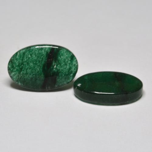 13.04カラットの天然ダークグリーンアベンチュリン（16.4×10.8 mm・オーバルカット）