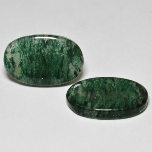 16.27カラットの天然ダークグリーンアベンチュリン（18.4×11.8 mm・オーバルカット）