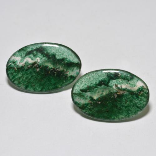 12.30カラットの天然マルチカラーグリーンアベンチュリン（19.2×12.8 mm・オーバルカット）