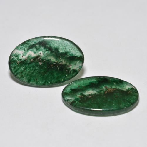 12.30カラットの天然マルチカラーグリーンアベンチュリン（19.2×12.8 mm・オーバルカット）