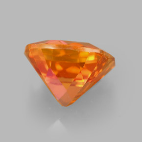 2.67カラットの天然マルチカラーアゾティックトパーズ（8.2×8.1 mm・クッションカット）