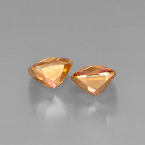 カラットの天然トップレインボーアゾティックトパーズ（8.2×8.1 mm・クッションカット）