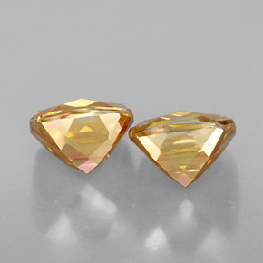 カラットの天然トップレインボーアゾティックトパーズ（8.1×8.1 mm・クッションカット）