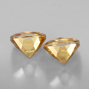 カラットの天然トップレインボーアゾティックトパーズ（8.1×8.1 mm・クッションカット）