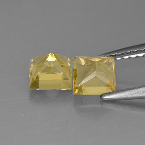 カラットの天然ゴールデンイエローベリル（4.8×4.7 mm・四角）