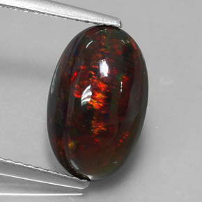 2.60カラットの天然マルチカラーブラックオパール（13×8.3 mm・オーバルカット）