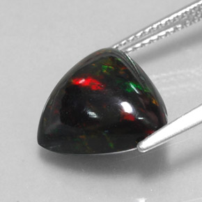 4.00カラットの天然マルチカラーブラックオパール（12.5×11.8 mm・トリリアント）