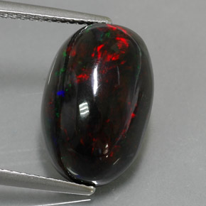 5.81カラットの天然マルチカラーブラックオパール（15.7×10.4 mm・オーバルカット）