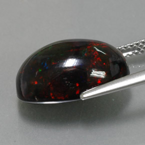 5.81カラットの天然マルチカラーブラックオパール（15.7×10.4 mm・オーバルカット）